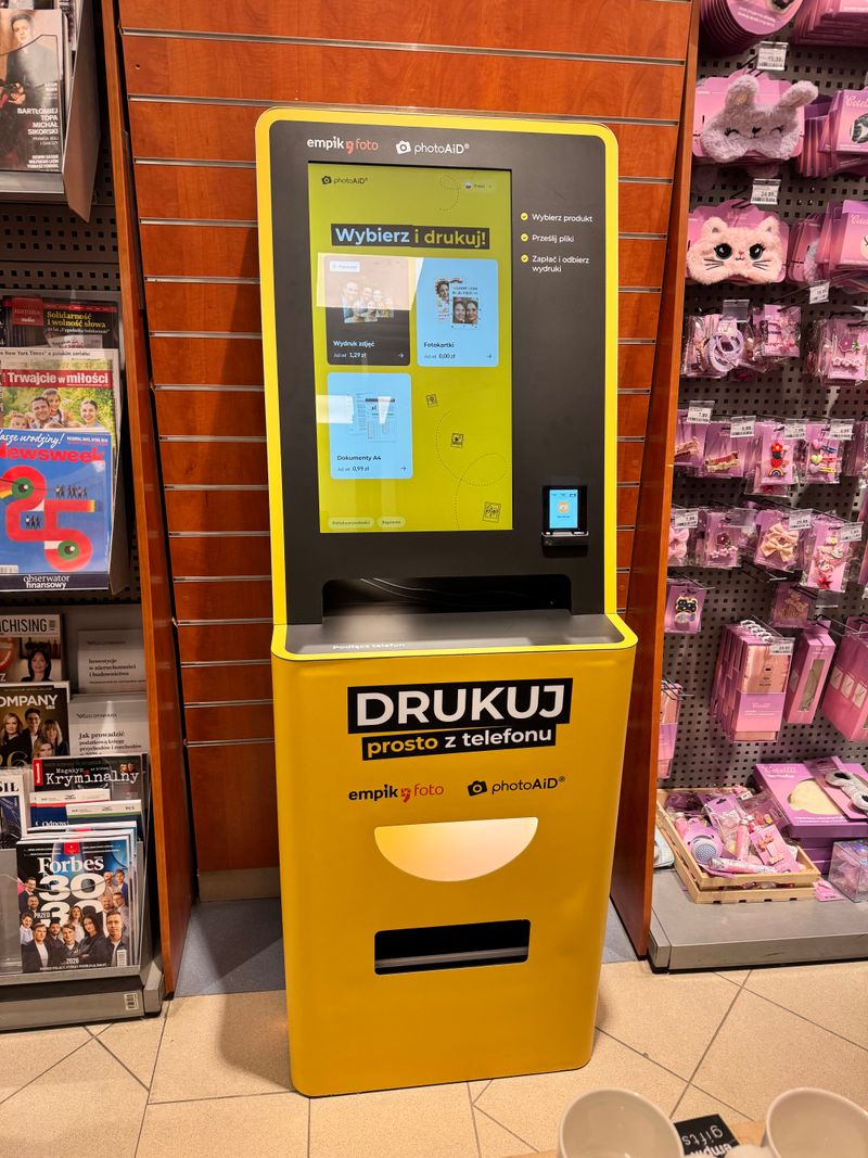 Foto kiosk PhotoAiD w salonie Empik przy ul. Piłsudskiego w Legionowie z ekranem wyboru wydruku zdjęć i dokumentów A4