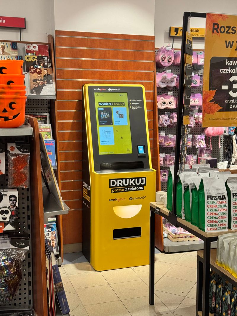 Foto kiosk PhotoAiD przy regale z prasą w salonie Empik w Legionowie