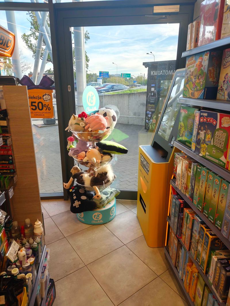 Foto kiosk PhotoAiD przy wejściu do salonu Empik na Bałutach w Łodzi