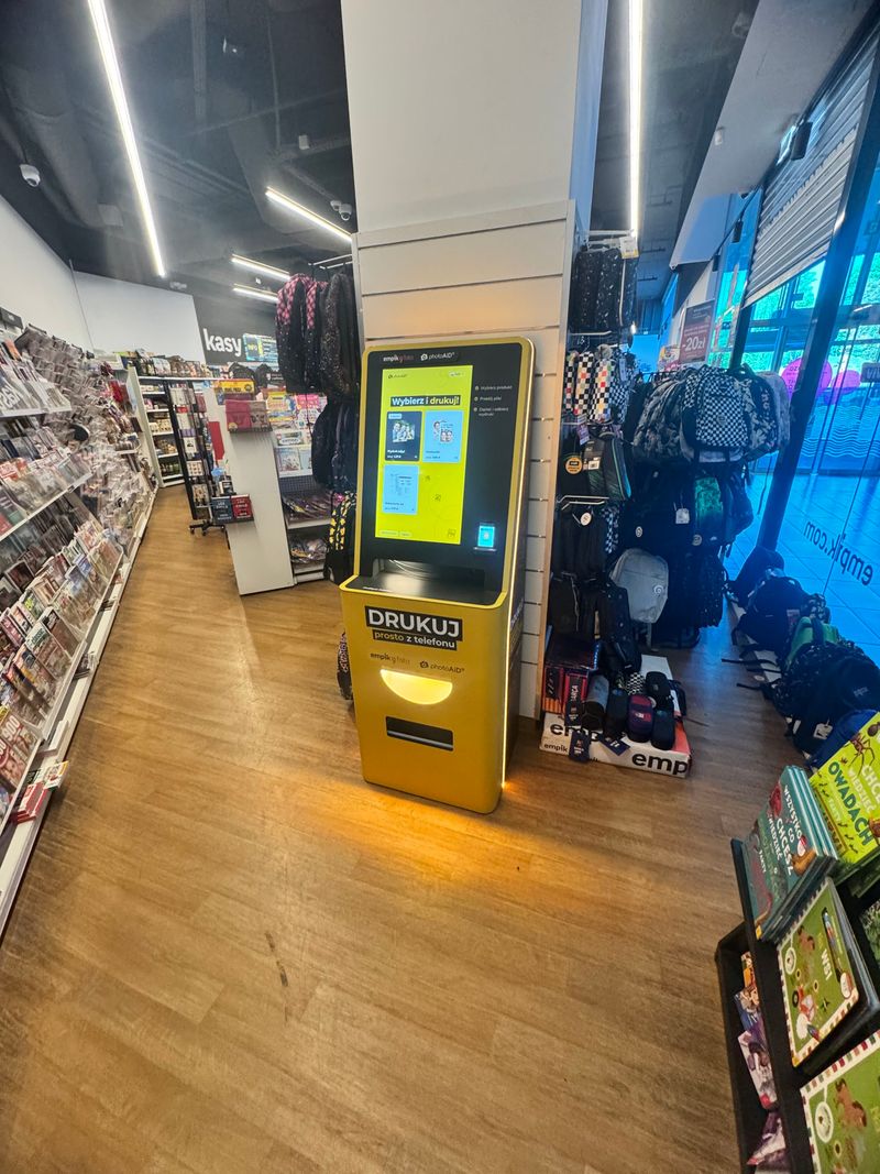 Wnętrze salonu Empik w VIVO! Lublin z foto kioskiem PhotoAiD
