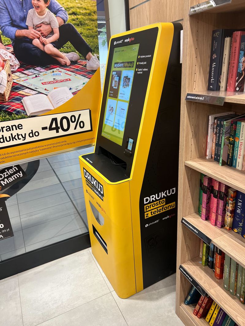 Samoobsługowy foto kiosk PhotoAiD na parterze Centrum Marino we Wrocławiu