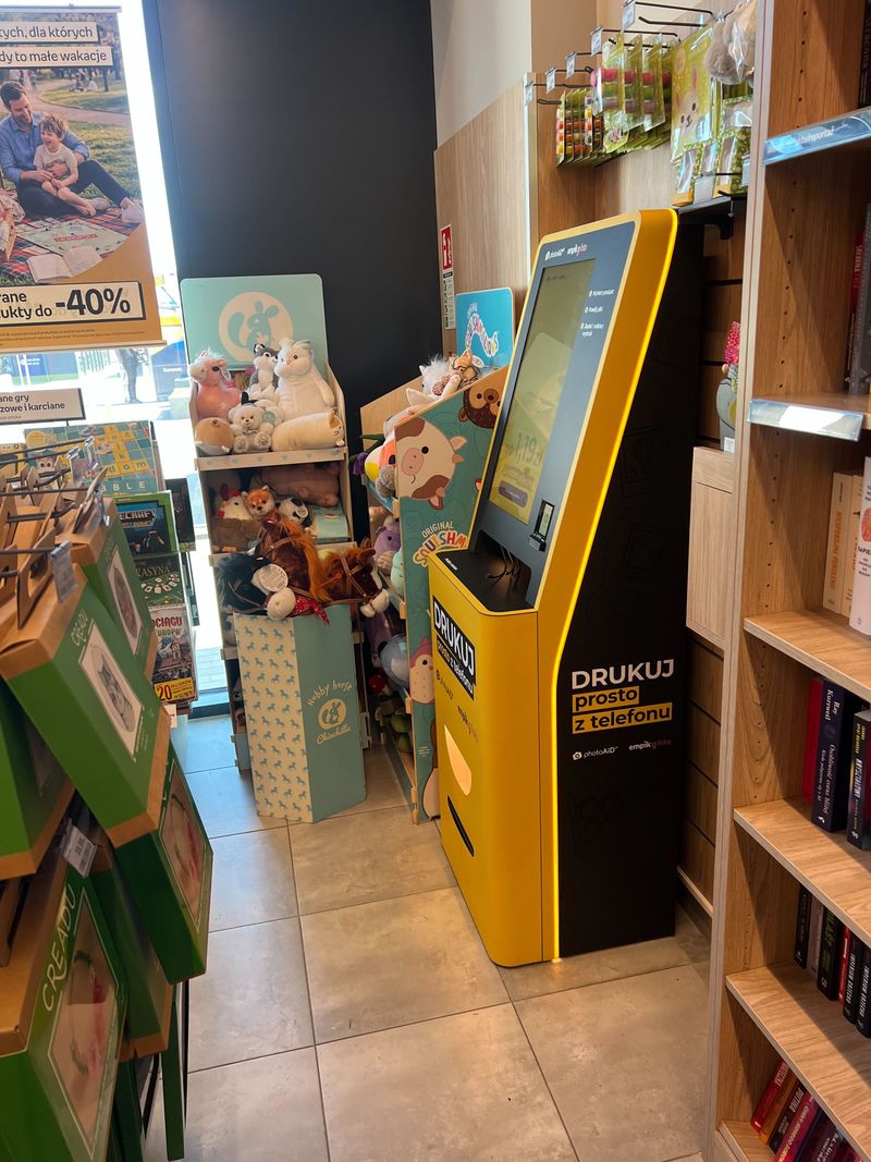 Żółto-czarny foto kiosk PhotoAiD do wydruku zdjęć i dokumentów w Empik N-Park