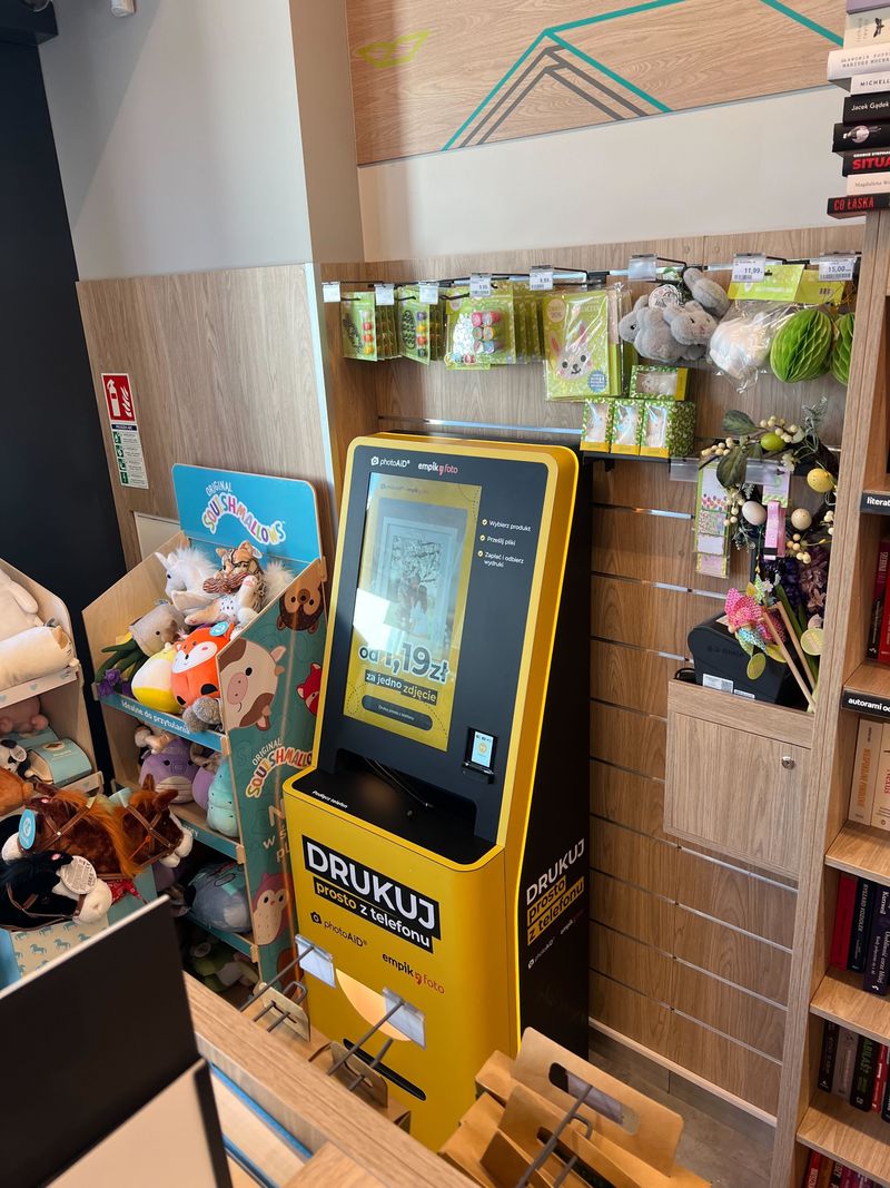 Samoobsługowy foto kiosk PhotoAiD do wywoływania zdjęć i druku A4 w Empik N-Park Wrocław