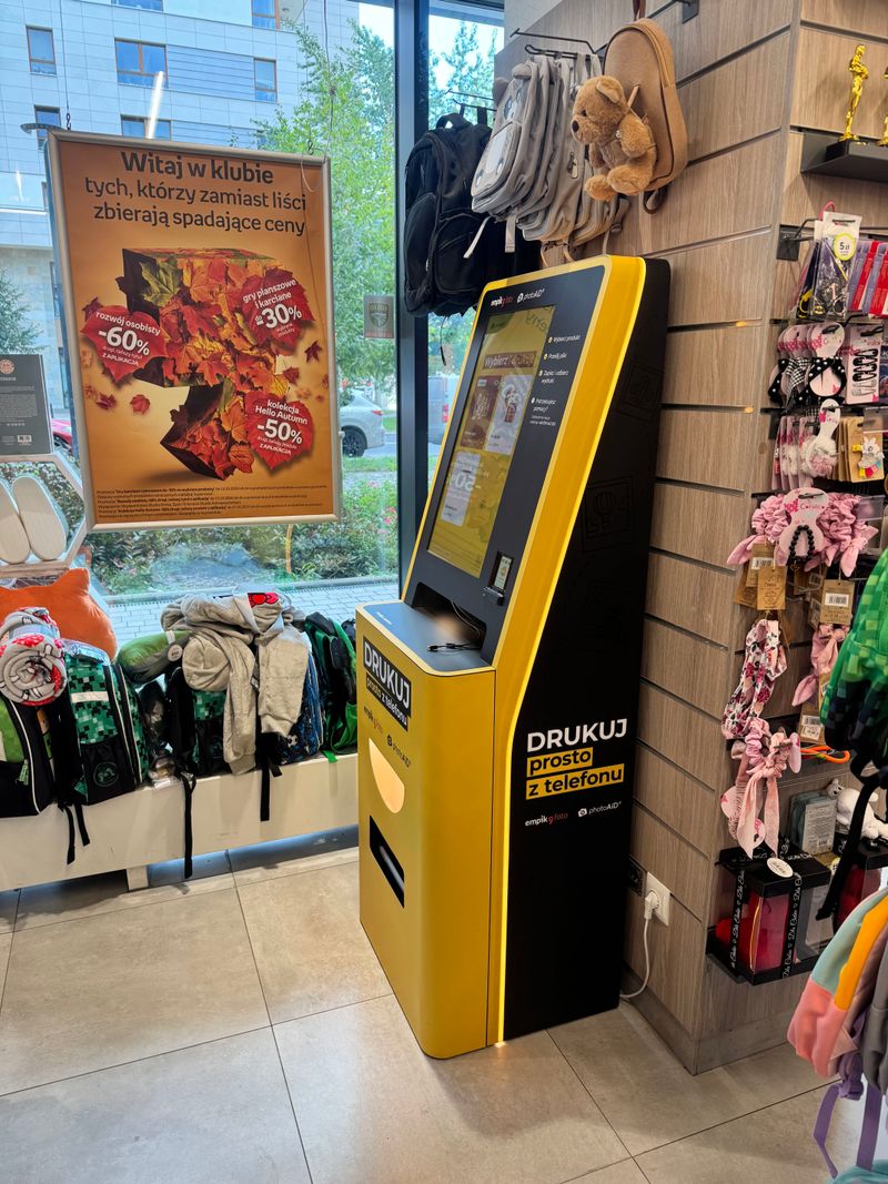 Foto kiosk PhotoAiD do wywoływania zdjęć przy witrynie Papiernika by Empik na Żoliborzu
