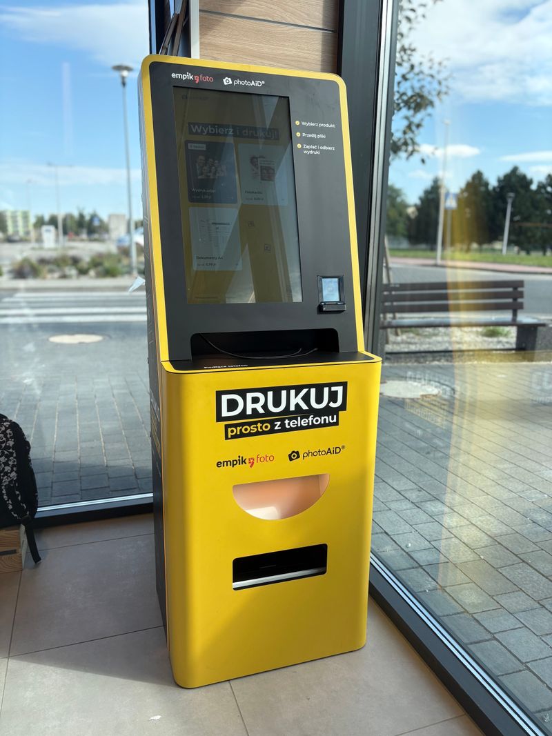 Foto kiosk PhotoAiD w salonie Empik w Premium Park Prudnik z ekranem wyboru wydruku zdjęć i dokumentów A4