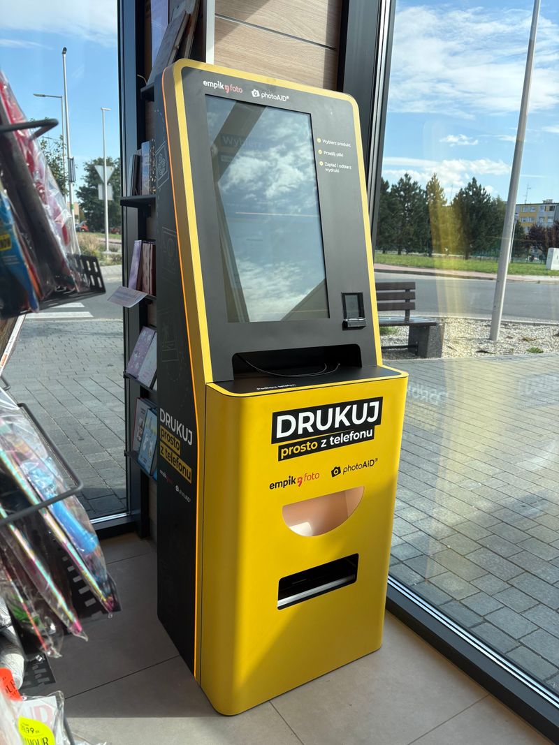 Samoobsługowy foto kiosk PhotoAiD do wywoływania zdjęć w Empiku w Prudniku, widok z boku