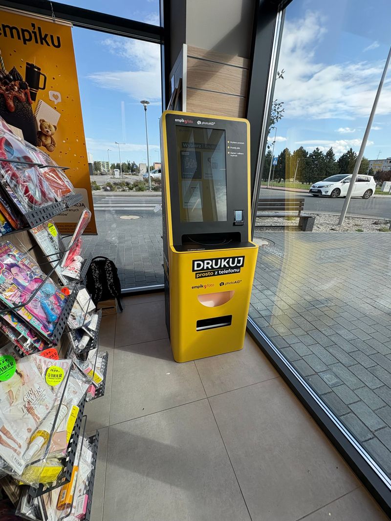 Foto kiosk PhotoAiD przy witrynie salonu Empik w parku handlowym Premium Park w Prudniku