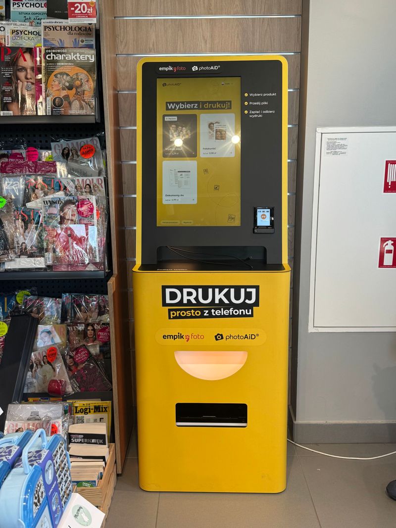 Foto kiosk PhotoAiD w salonie Empik w Sędziszowie Małopolskim z ekranem wyboru wydruku zdjęć i dokumentów A4