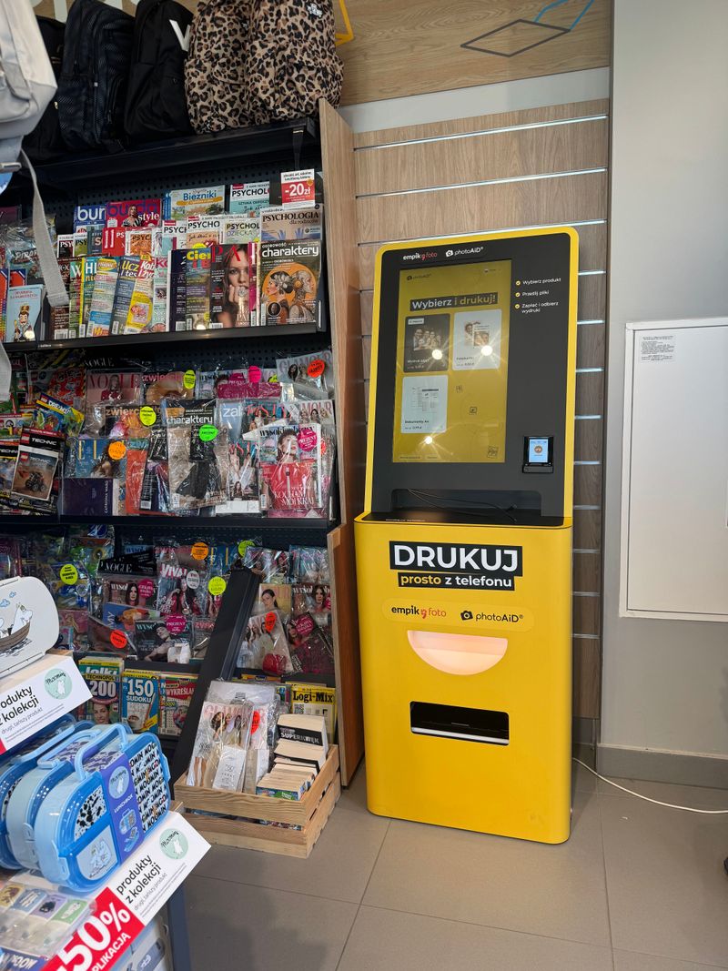 Samoobsługowy foto kiosk PhotoAiD do wywoływania zdjęć w Empiku przy ul. Wesołej w Sędziszowie Małopolskim, widok z boku