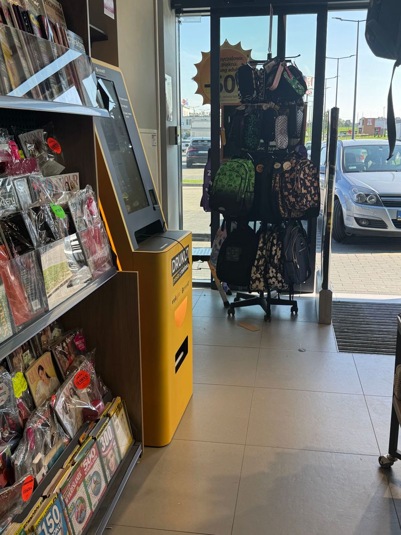 Foto kiosk PhotoAiD kilka kroków od wejścia do salonu Empik w parku handlowym w Sędziszowie Małopolskim