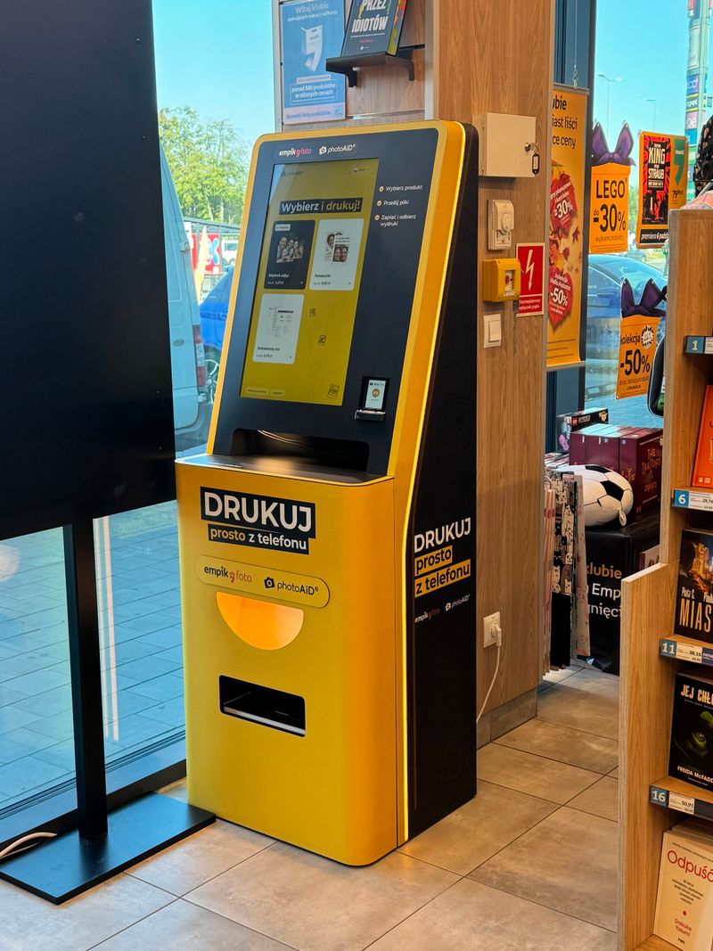 Foto kiosk PhotoAiD w salonie Empik w Piastowie z ekranem wyboru wydruku zdjęć i dokumentów A4