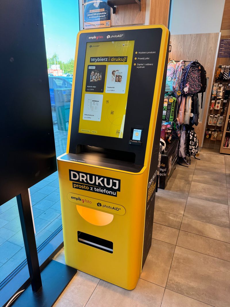 Samoobsługowy foto kiosk PhotoAiD do wywoływania zdjęć w Empiku w parku handlowym M Park w Piastowie