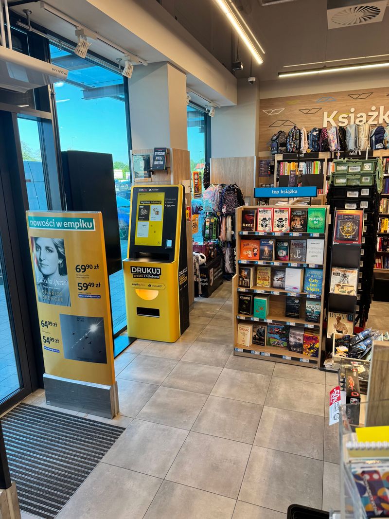 Wejście do salonu Empik przy ul. Warszawskiej w Piastowie, gdzie stoi foto kiosk PhotoAiD