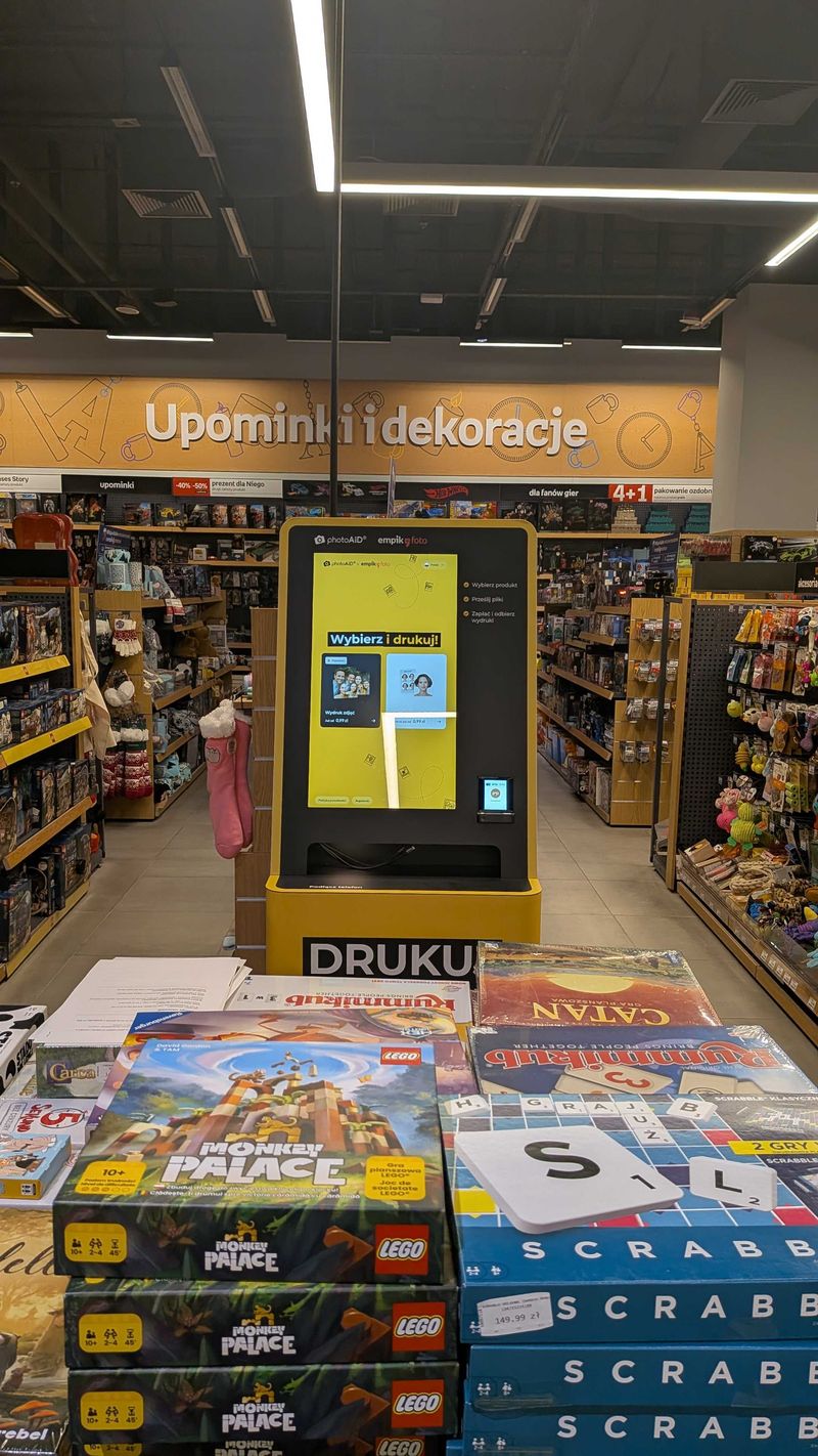 Wywoływanie zdjęć i druk A4 w foto kiosku PhotoAiD w Empik Posnania