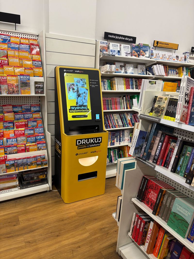 Żółto-czarny foto kiosk PhotoAiD do wydruku zdjęć i dokumentów w Empik Poznań Avenida