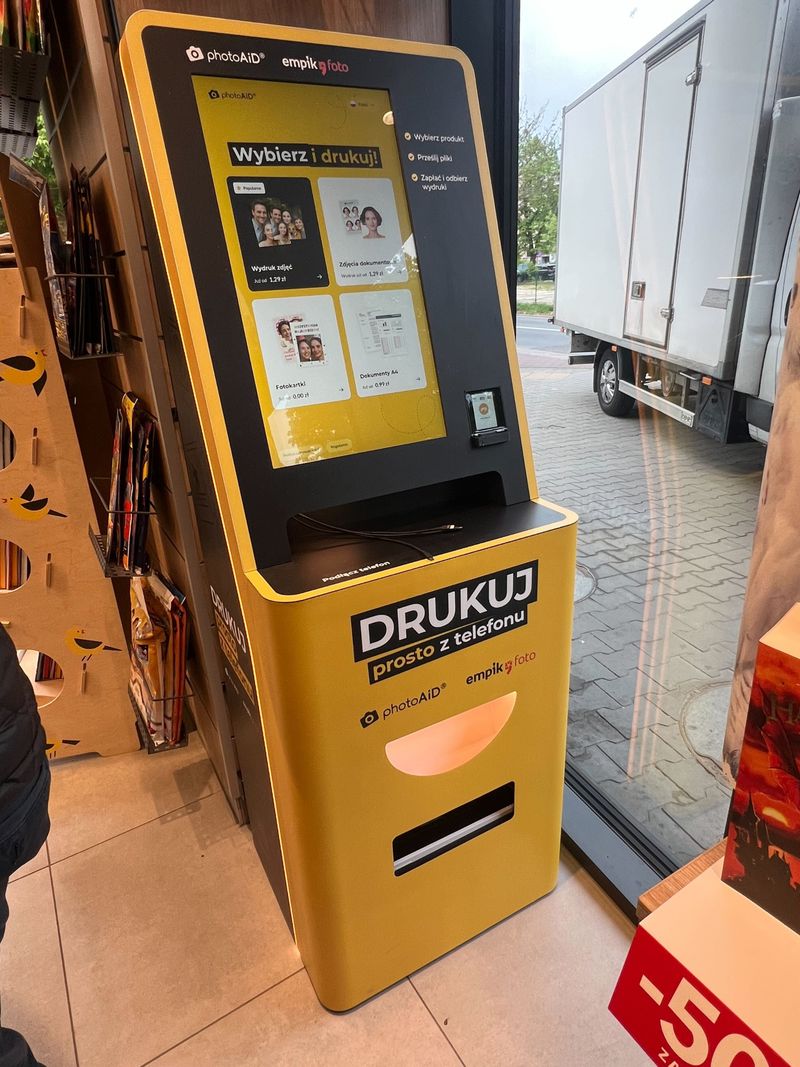 Foto kiosk PhotoAiD w salonie Empik przy ul. Barańczaka na Jeżycach w Poznaniu