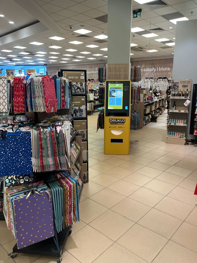 Wywoływanie zdjęć i druk A4 w foto kiosku PhotoAiD w Empik Poznań King Cross