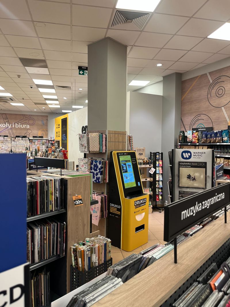 Samoobsługowy foto kiosk PhotoAiD na parterze King Cross Marcelin w Poznaniu