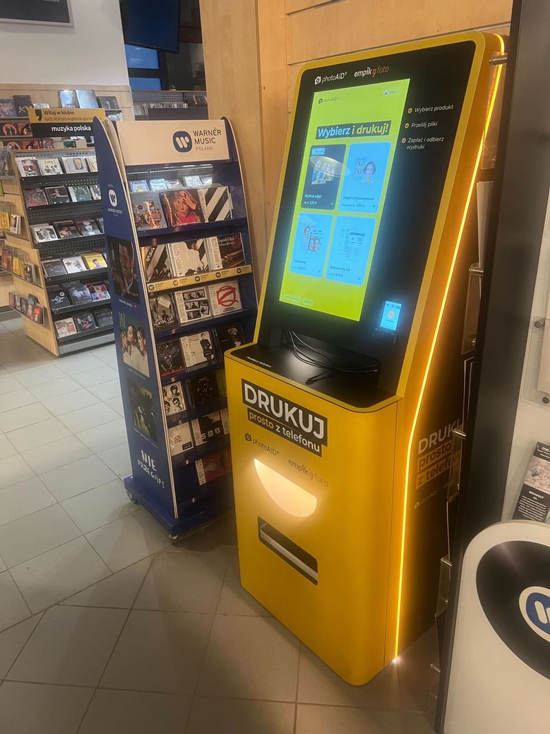 Foto kiosk PhotoAiD w salonie Empik przy ul. Ratajczaka w centrum Poznania