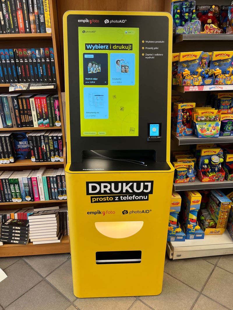 Foto kiosk PhotoAiD w salonie Empik przy Rynku w Raciborzu z ekranem wyboru wydruku zdjęć i dokumentów A4