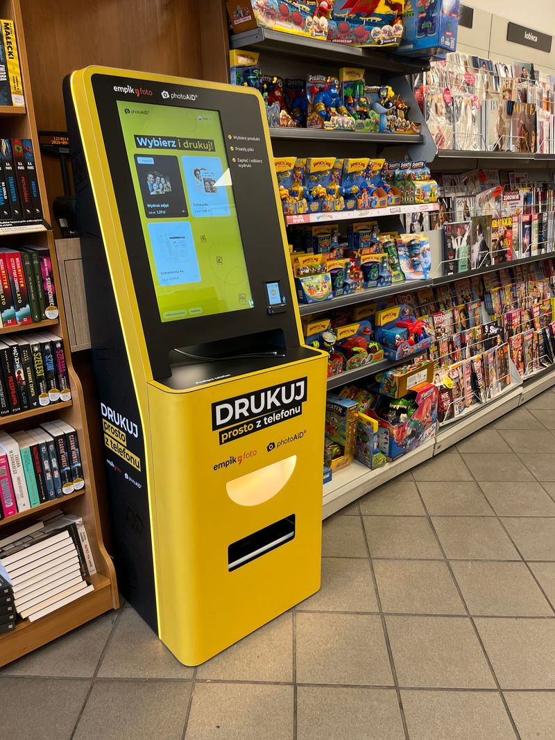 Samoobsługowy foto kiosk PhotoAiD do wywoływania zdjęć w Empiku w Raciborzu, widok z boku