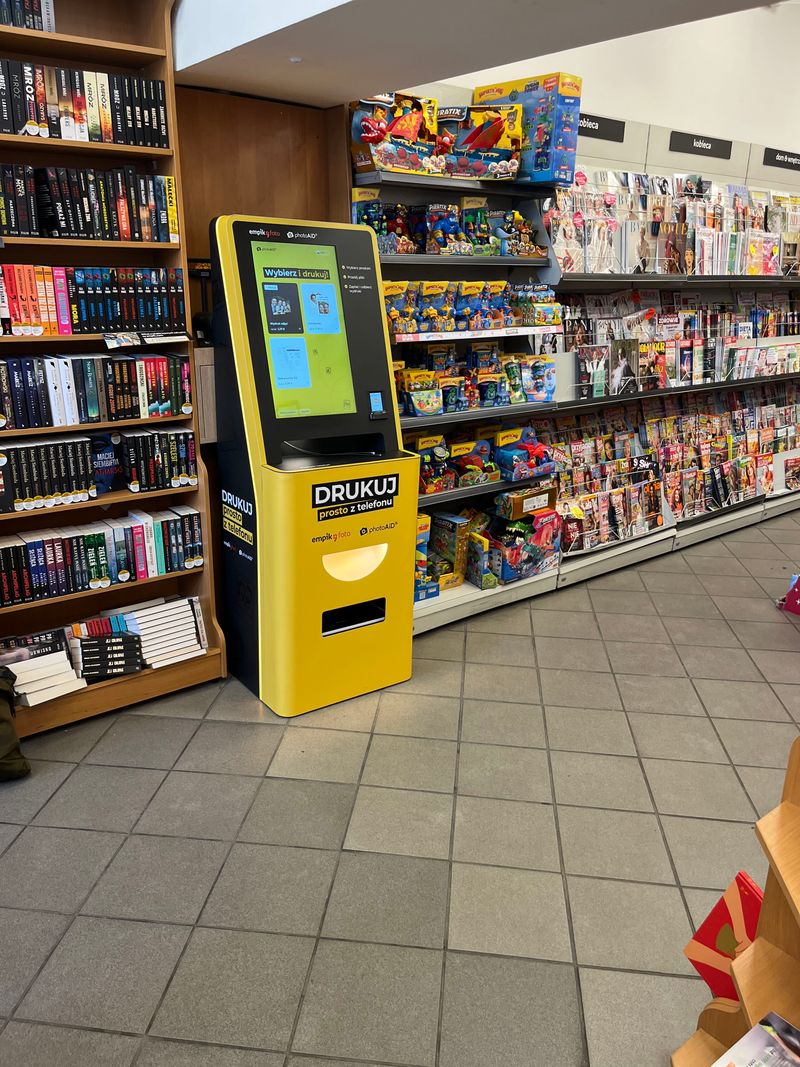 Foto kiosk PhotoAiD przy dziale z prasą w salonie Empik na Rynku w Raciborzu