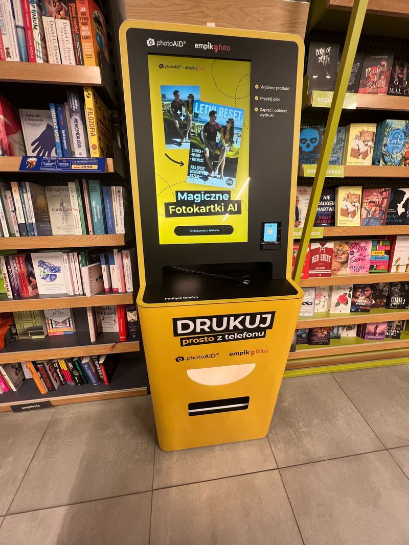 Żółto-czarny foto kiosk PhotoAiD do wydruku zdjęć i dokumentów w Empik Renoma