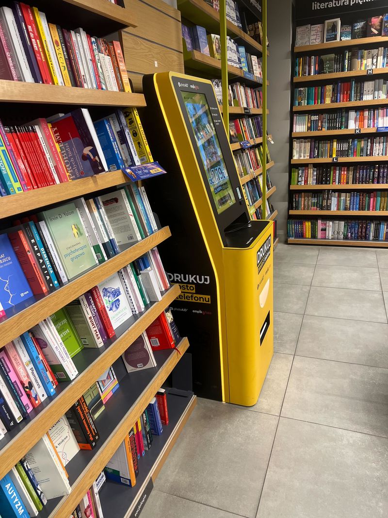 Samoobsługowy foto kiosk PhotoAiD na poziomie -1 Renomy we Wrocławiu
