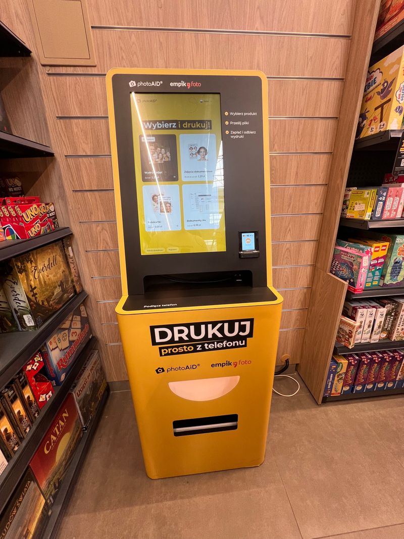 Wywoływanie zdjęć i druk A4 w foto kiosku PhotoAiD w Empik Rental Park w Szadółkach