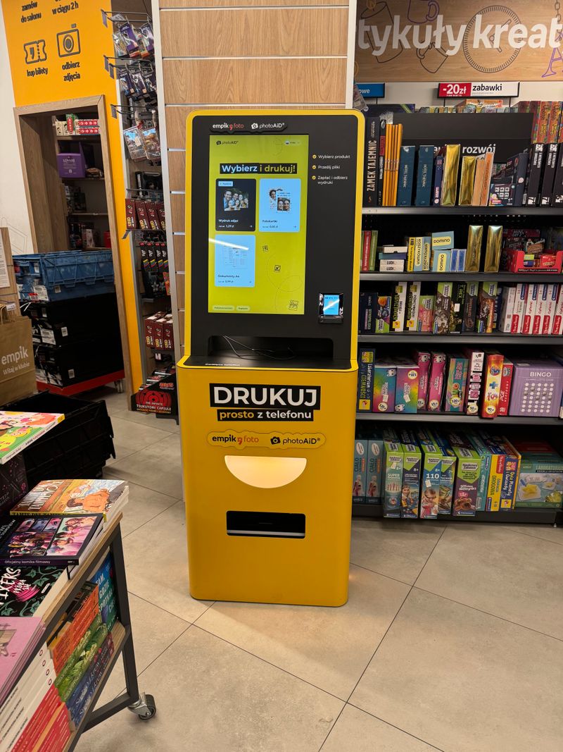 Foto kiosk PhotoAiD do wywoływania zdjęć w salonie Empik Rondo Matecznego w Krakowie