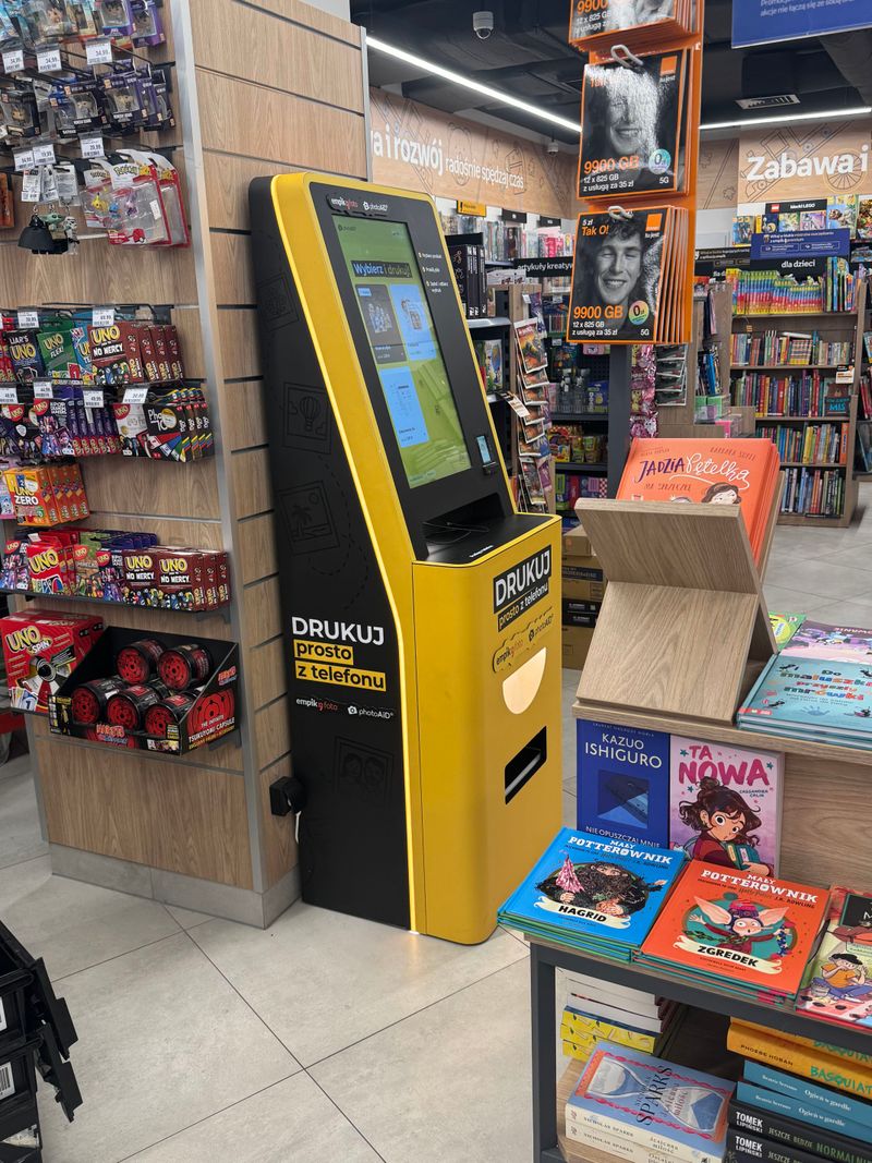 Foto kiosk PhotoAiD w salonie Empik przy Rondzie Matecznego w Krakowie, widok z boku