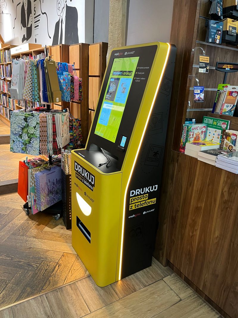 Samoobsługowy foto kiosk PhotoAiD do wywoływania zdjęć w Empiku w Krakowie