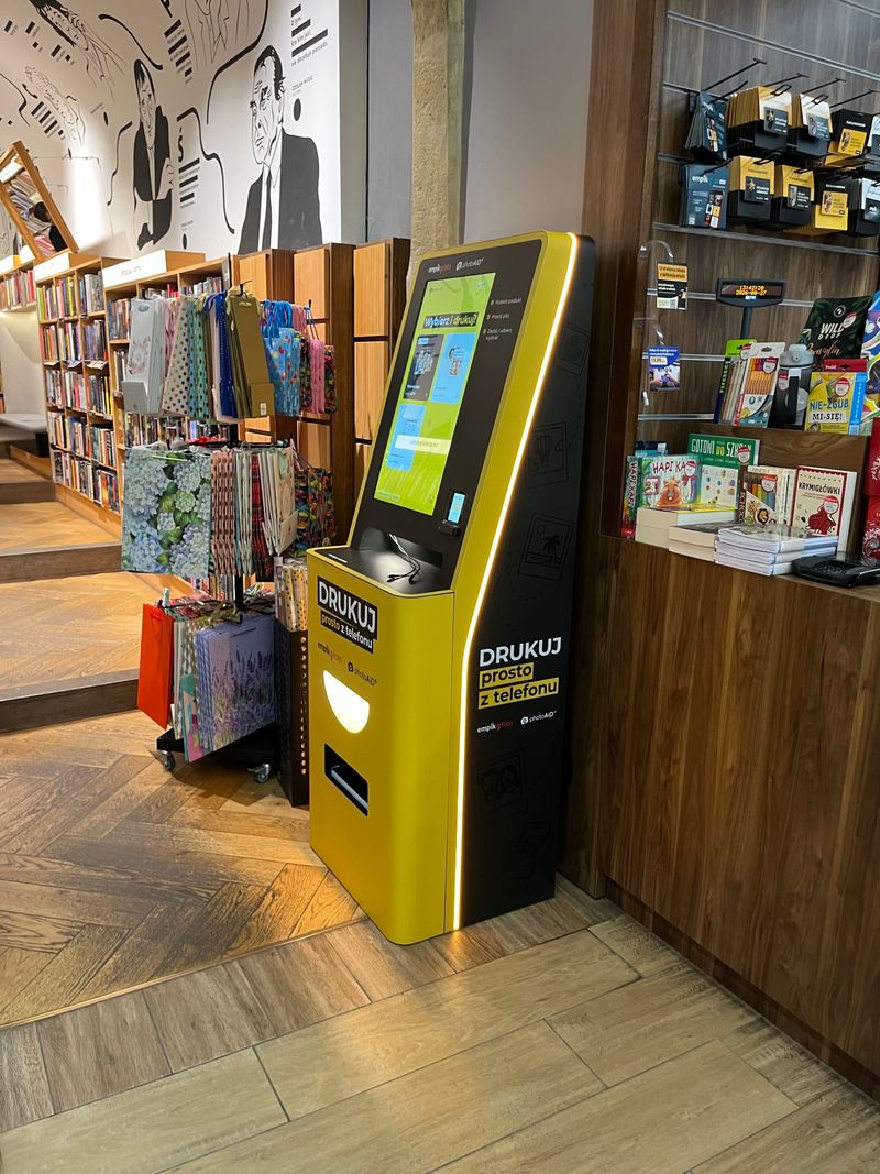 Foto kiosk PhotoAiD z drukiem dokumentów A4 w salonie Empik w Krakowie