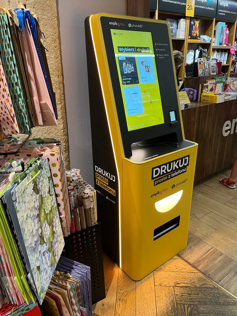 Foto kiosk PhotoAiD przy kasach salonu Empik przy Rynku Głównym 23 w Krakowie