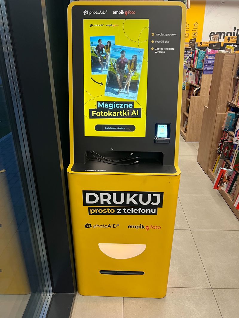 Foto kiosk PhotoAiD w salonie Empik przy ul. Średzkiej w Leśnicy we Wrocławiu
