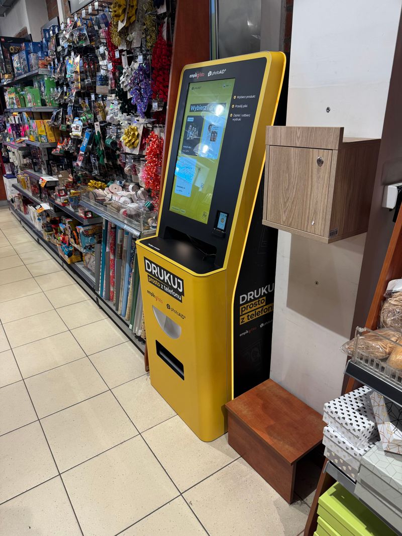 Samoobsługowy foto kiosk PhotoAiD do wywoływania zdjęć w Empiku w Żyrardowie, widok z boku