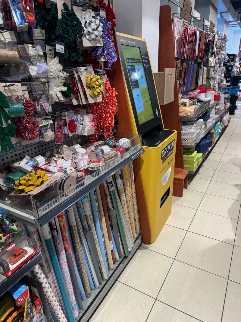 Foto kiosk PhotoAiD do druku zdjęć i dokumentów w salonie Empik w Żyrardowie
