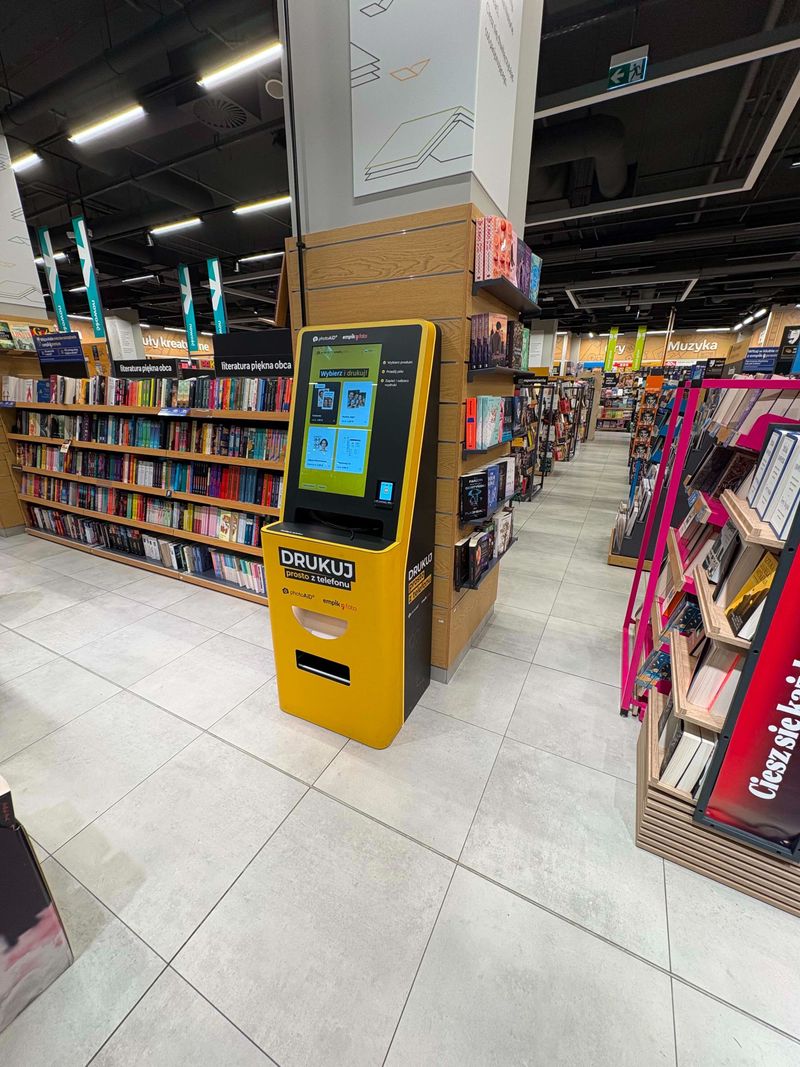 Żółto-czarny foto kiosk PhotoAiD do wydruku zdjęć i dokumentów w Empik Stary Browar