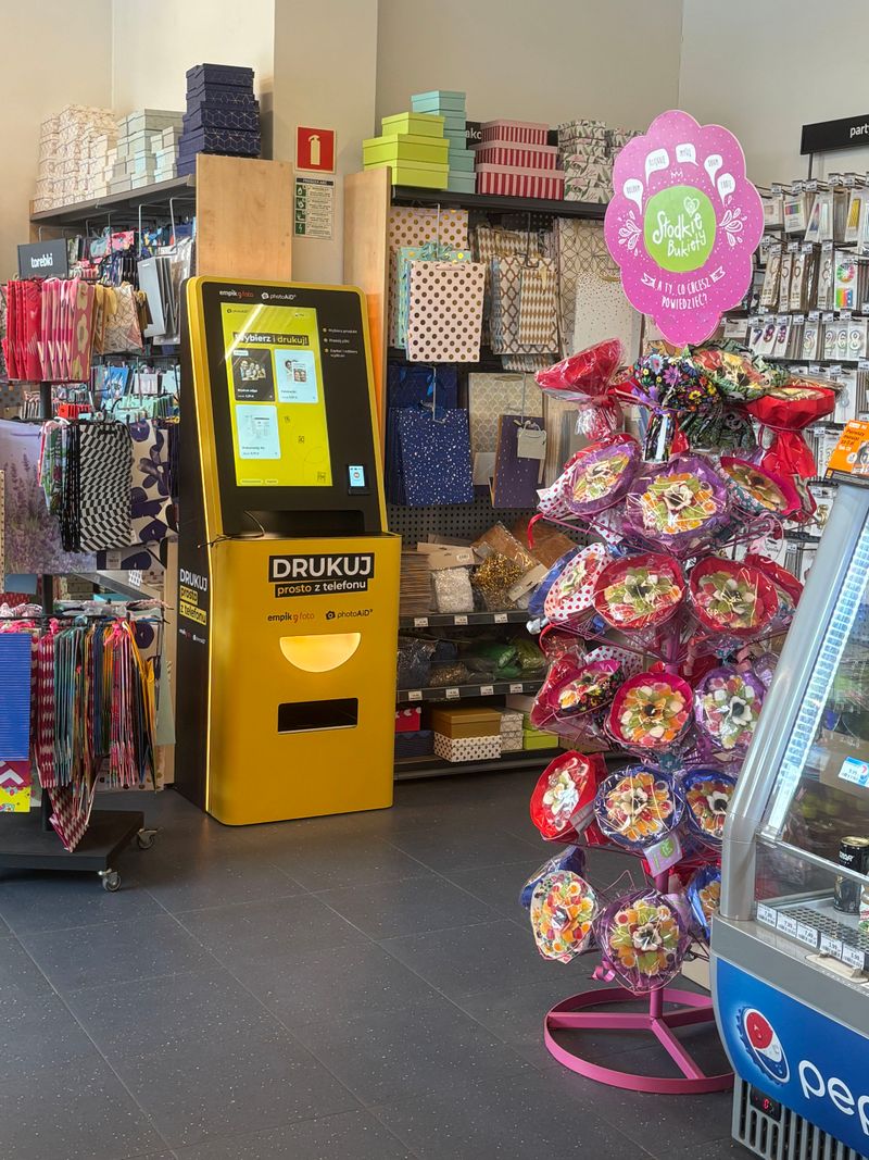 Foto kiosk PhotoAiD w salonie Empik przy ul. Wybrzeże Władysława IV w Świnoujściu z ekranem wyboru wydruku zdjęć i dokumentów A4