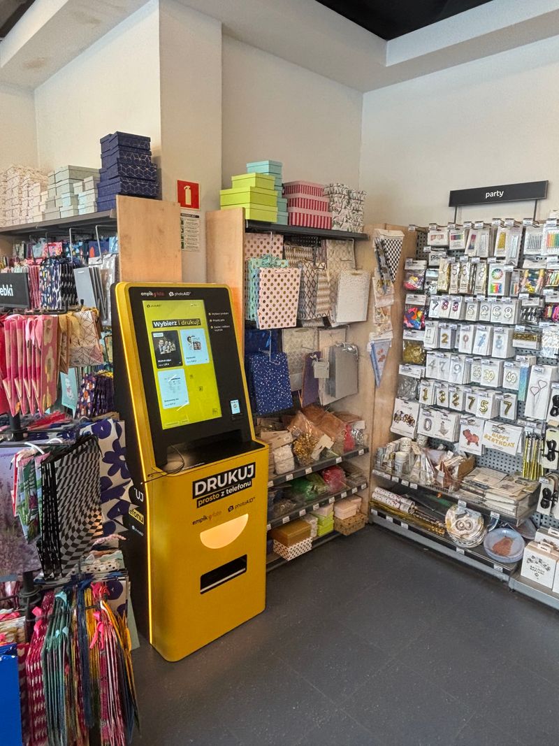 Samoobsługowy foto kiosk PhotoAiD do wywoływania zdjęć w Empiku w Świnoujściu, widok z boku