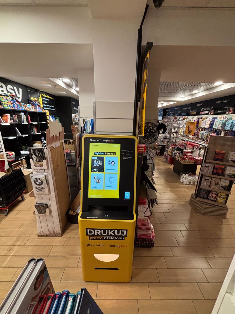 Ekran foto kiosku PhotoAiD do wywoływania zdjęć i druku dokumentów A4 w Empiku w Szczecinku