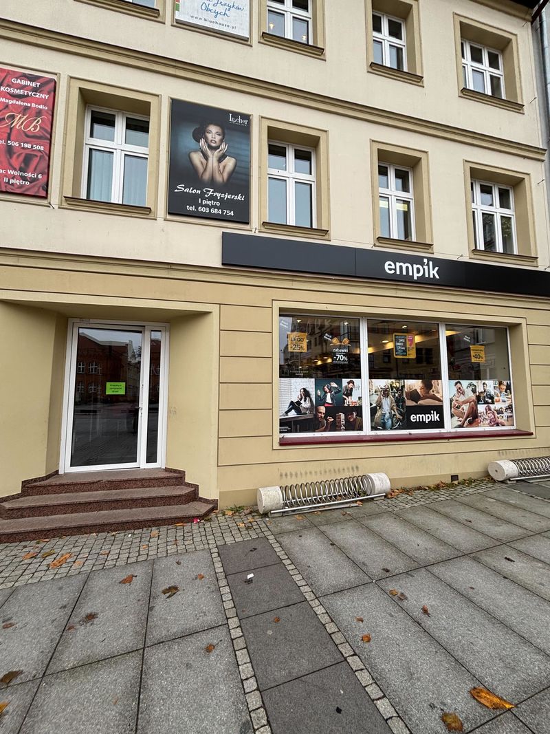 Wejście do salonu Empik przy placu Wolności w Szczecinku, gdzie stoi foto kiosk PhotoAiD
