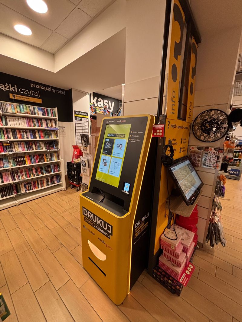 Foto kiosk PhotoAiD przy strefie kas w salonie Empik w Szczecinku