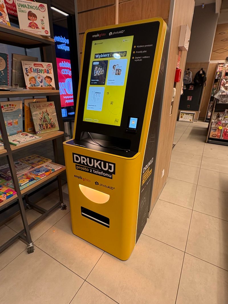 Foto kiosk PhotoAiD do druku dokumentów A4 w Empik Tauzen Park w Katowicach