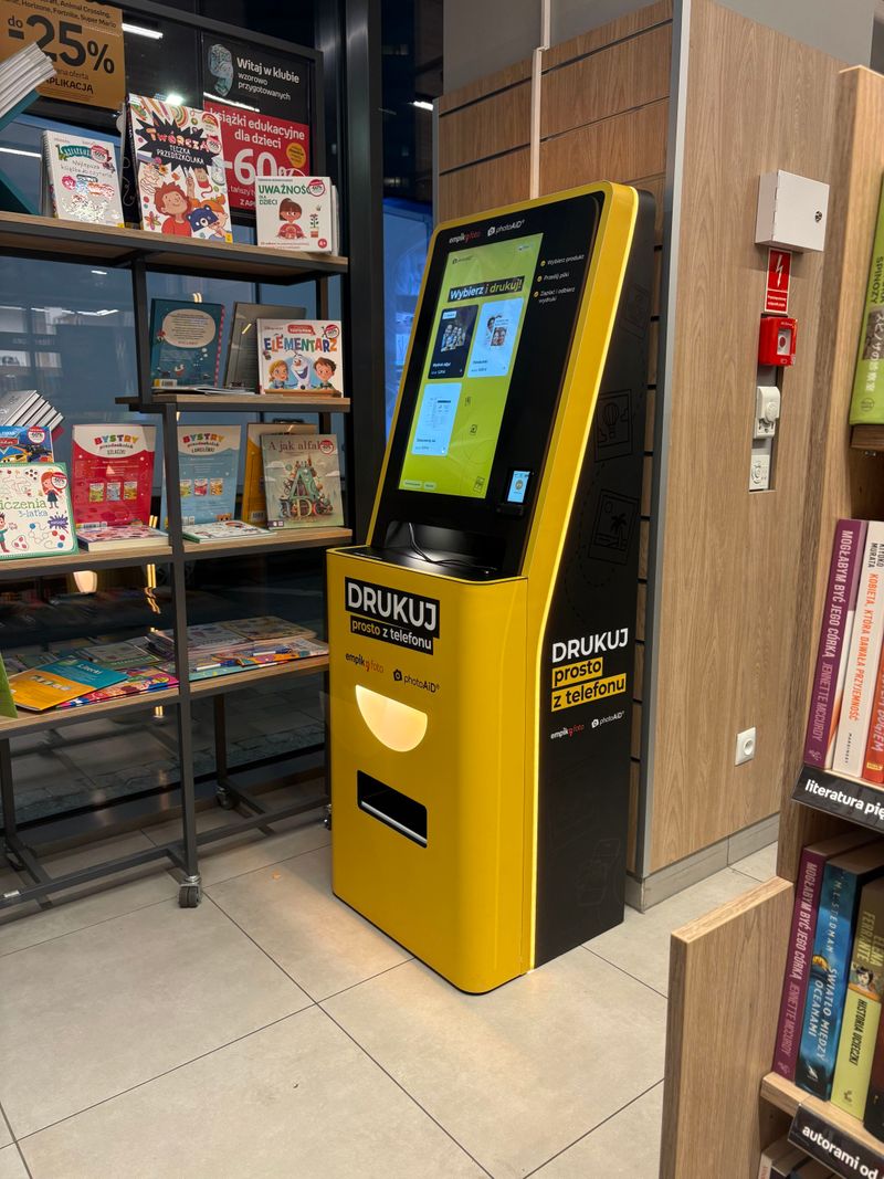 Foto kiosk PhotoAiD w dziale książek salonu Empik przy Ułańskiej w Katowicach