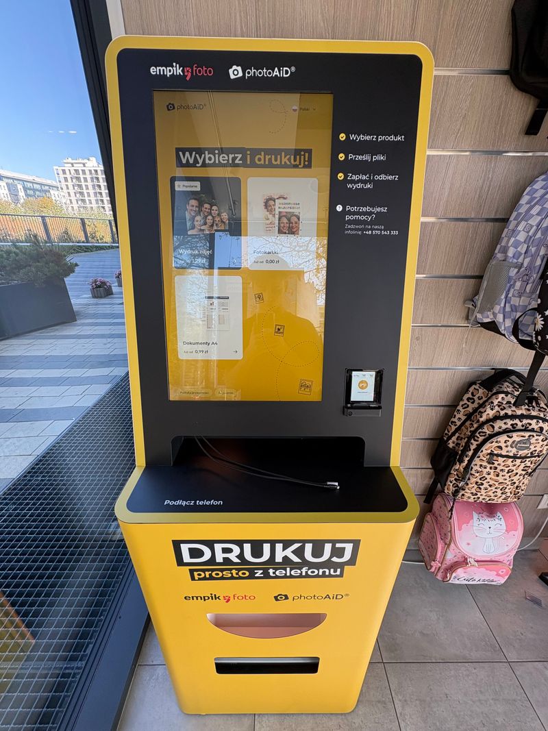 Ekran foto kiosku PhotoAiD do wywoływania zdjęć i druku A4 na Mokotowie