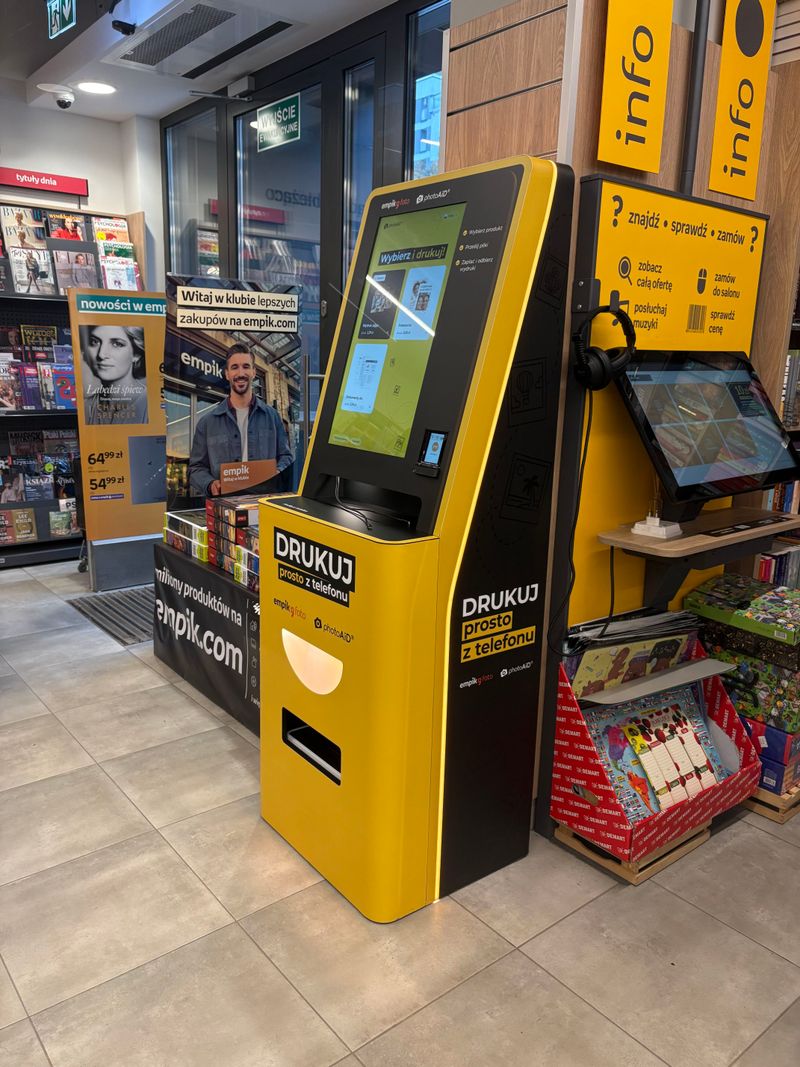 Foto kiosk PhotoAiD obok stanowiska informacji w Empik Warszawa Jana Kazimierza