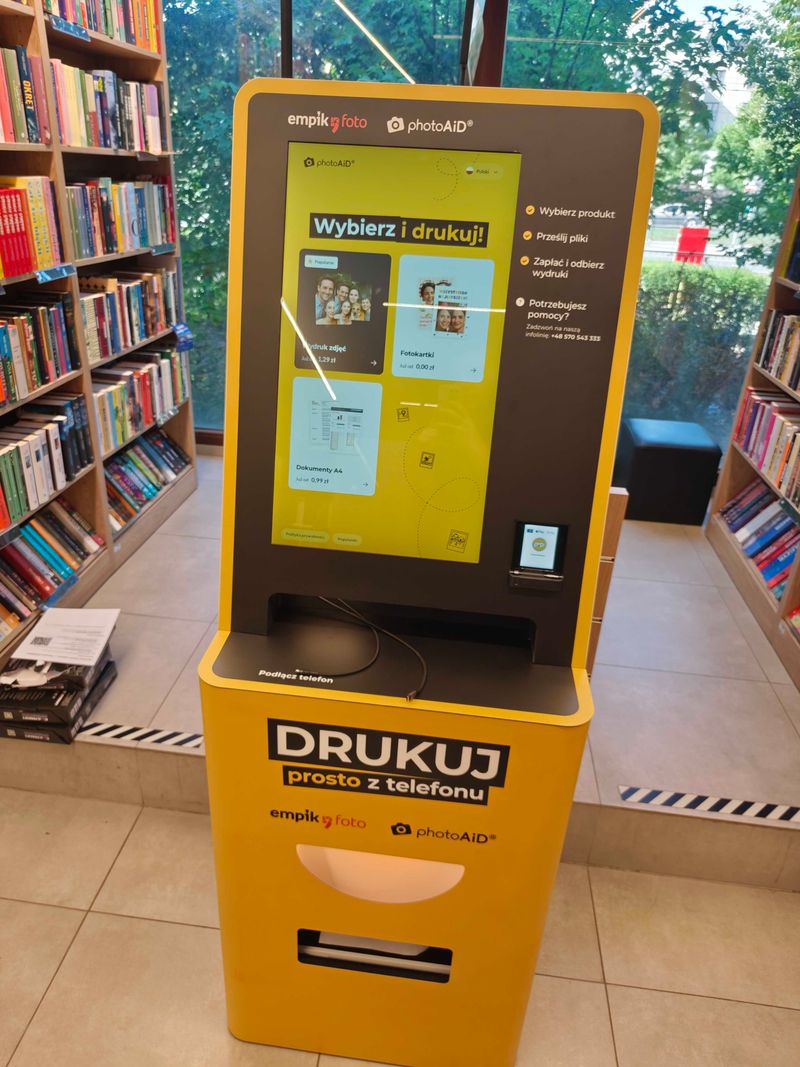Ekran foto kiosku PhotoAiD do wywoływania zdjęć i druku A4 w Wilanowie