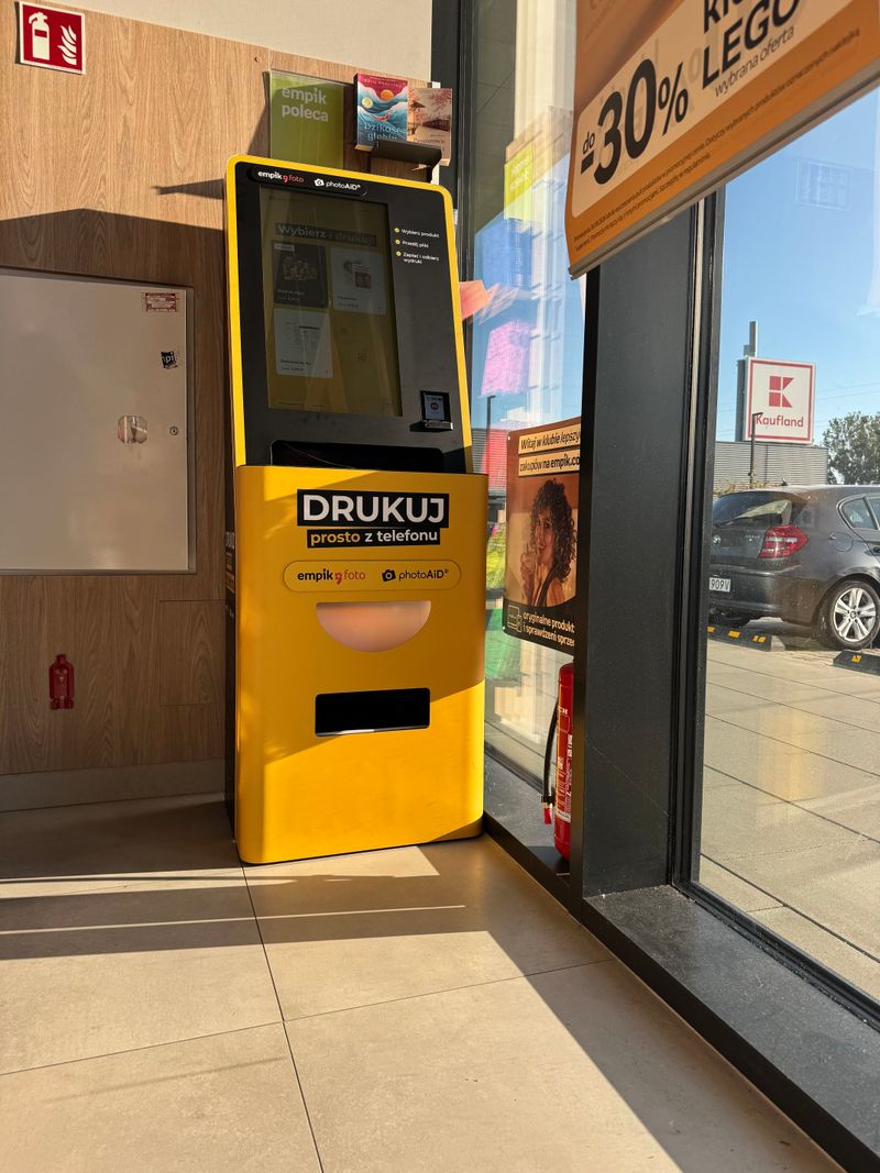 Wywoływanie zdjęć i druk A4 w foto kiosku PhotoAiD w Empik przy ul. Lazurowej 71 A