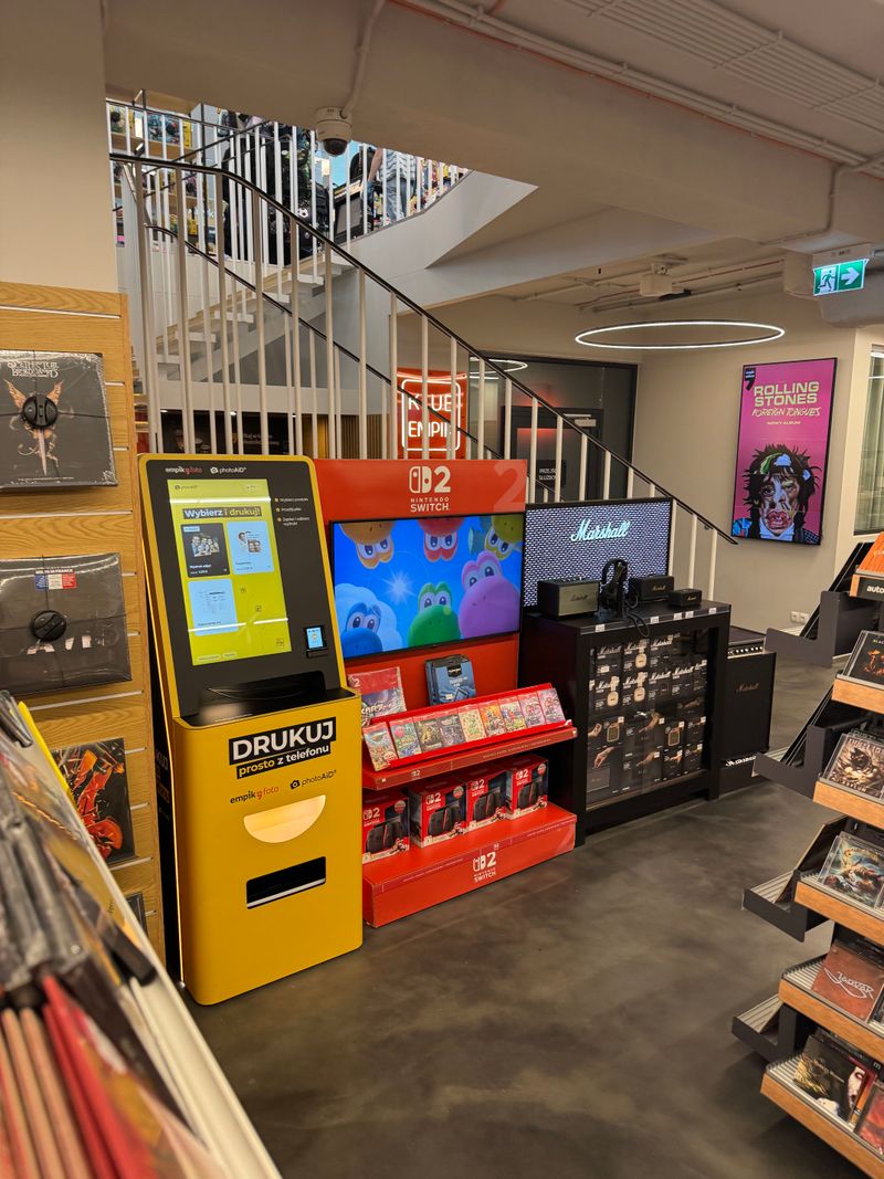 Salon Empik w pawilonie dawnej Cepelii przy Marszałkowskiej z foto kioskiem PhotoAiD